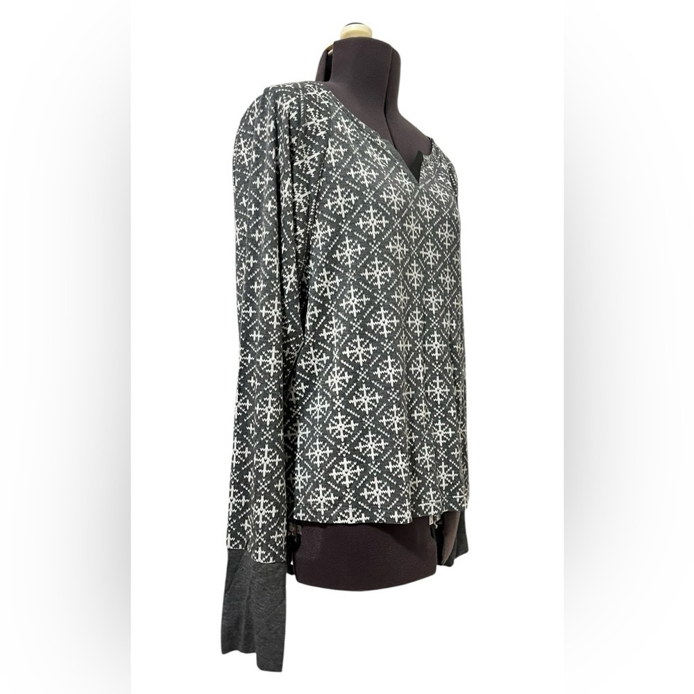 Love by GAP Gray/White Snowflake Patterned Pajama Top Size S - Picture 2 of 10